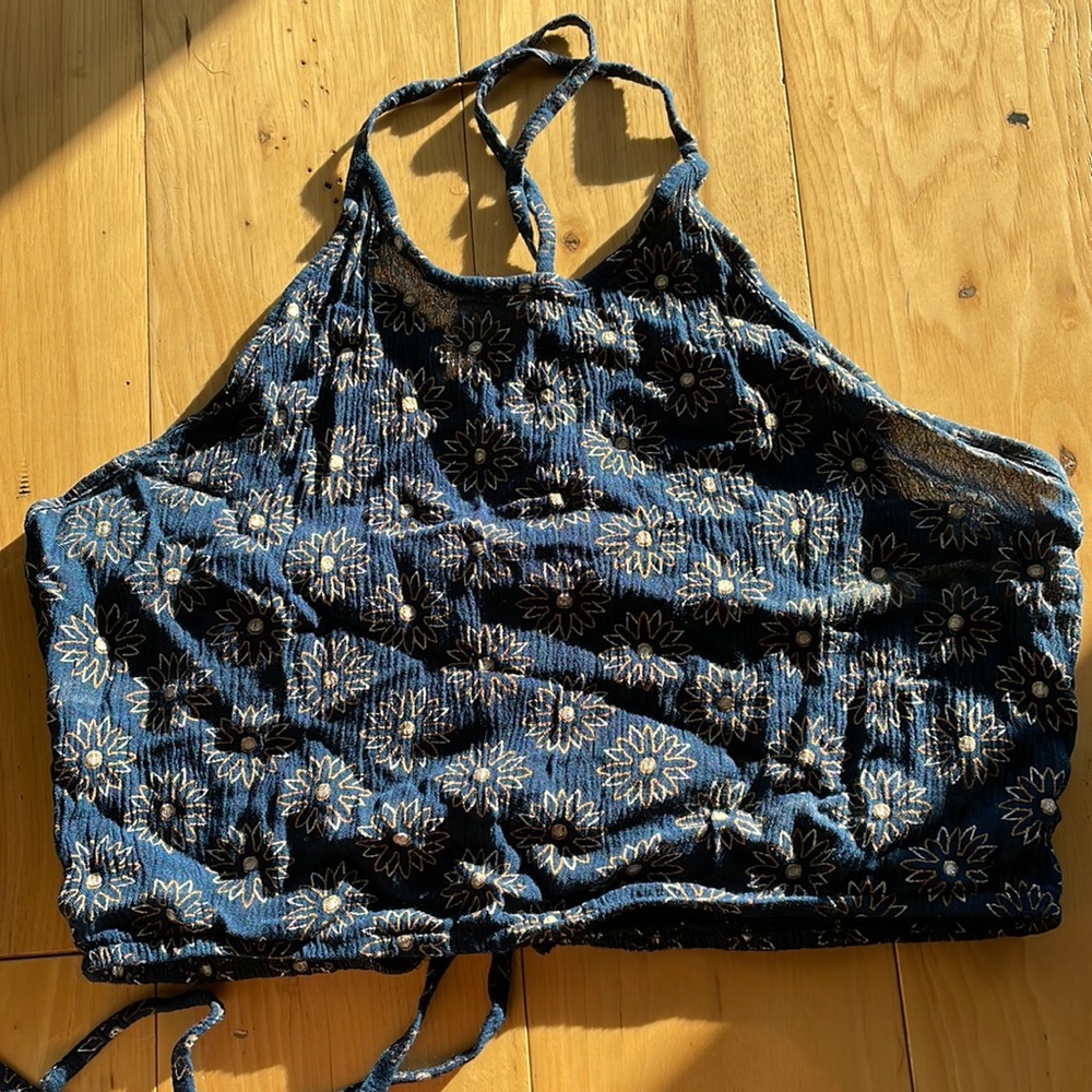 Adorable navy, silver, gold, floral crop top!
